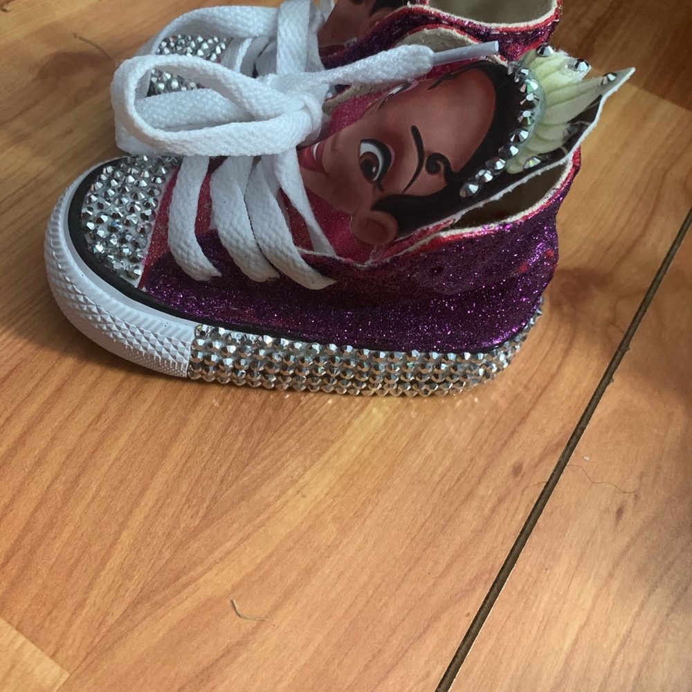 Converse - Picture 2 of 4